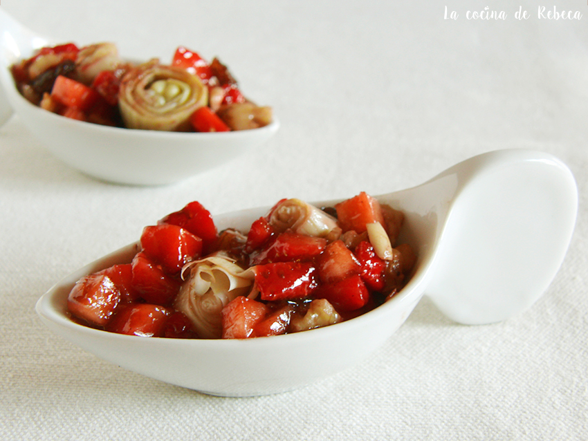 alcachofas con vinagreta de fresas y frutos secos